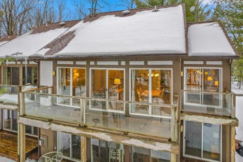 Bellaire House | New, Spacious and charming, with a river view, conveniently located near skiing and golf