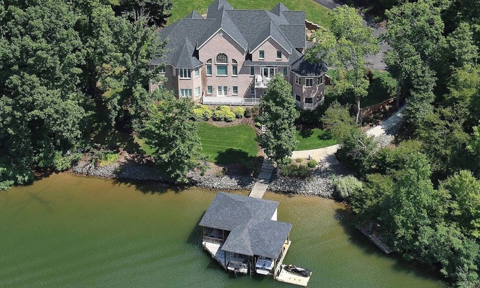 Moneta House | NEW - Spacious + Covered Dock + No wake zone + Kayaks + Theater