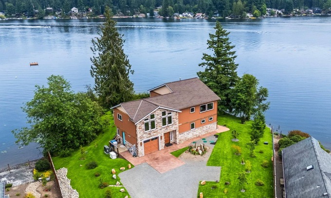 Black Diamond House | NEW Spacious Lakefront Lodge includes Breakfast