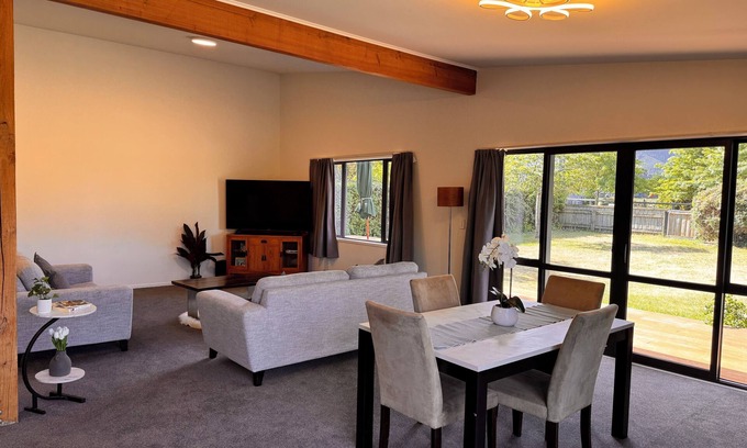 Hanmer Springs House | New, Spacious, Sunny, Modern w/Mountain Views. Woodbank Retreat Hanmer Springsn
