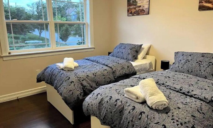 Fairview House | New Spacious Townhouse, 15 mns to DT, bckyrd, deck