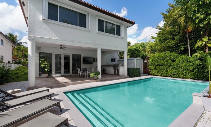 Little Havana House | New Spacious Villa, w/Private Pool, Near Coral Gables, Brickell, Little Havana