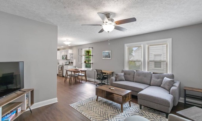 Speedway House | NEW Speedway ? Relaxation! (3BR/2BA, sleeps 7)