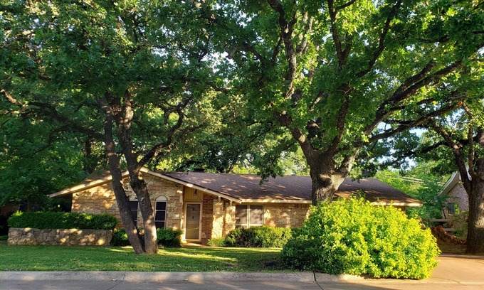 South Arlington House | NEW! Sports Cottage Perfect for Attending Sports Events in Arlington, Texas