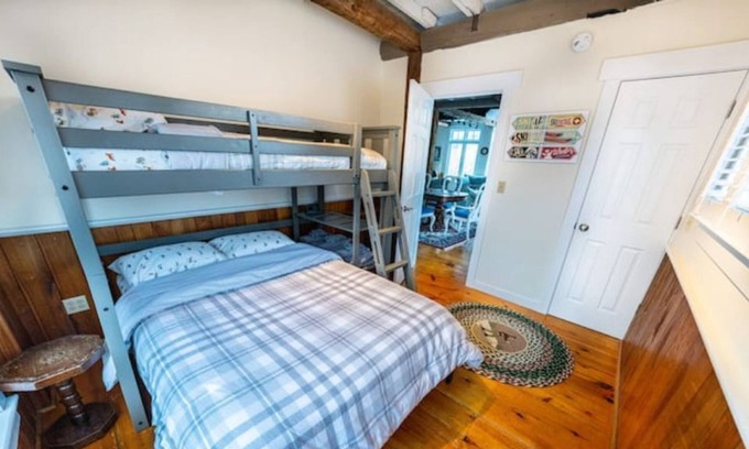 Winhall House | NEW! Stratton, Bromley, Mt. Snow, Okemo Sleeps 10.