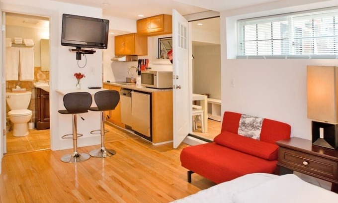 Mount Pleasant Apartment | New studio/carriage house w/parking