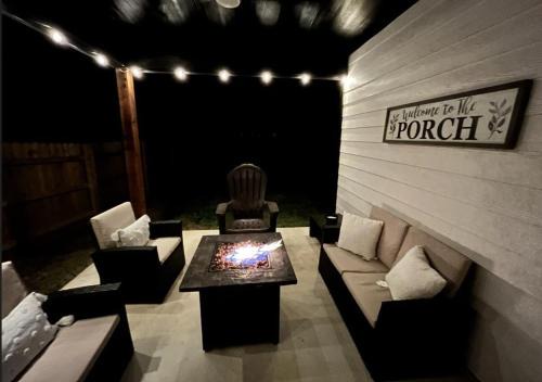 Granbury House | New Stunning and Vibrant Kitchen-Smart TVs-Modern Gas Firepit-Free Parking
