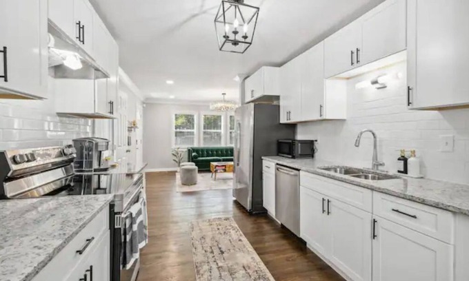 Forest Park House | NEW Stunning ATL Hideaway 0.7 miles from Airport