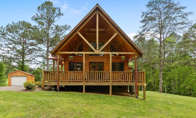 Murphy Cabin | NEW! Stunning chalet minutes from Murphy. Dog friendly