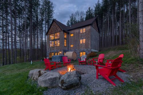 Ellicottville Ski Chalet | New & Stunning Chalet! Reno'd, Hot-Tub, Barrel Sauna, Slope Views, Fire Pit