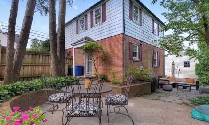 Baltimore House | NEW Stunning Lake Roland Forest Home Getaway Superhost