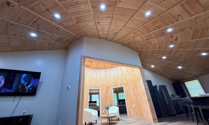 Kodak House | NEW! STUNNING LUXE Lakefront Treehouse! 3BR~4BA~MASSIVE Game Room & HT!