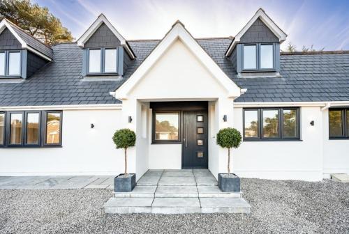 St Leonards House | NEW! Stunning & Modern 5 bedroom home with Parking & Garden - Excellent Location!