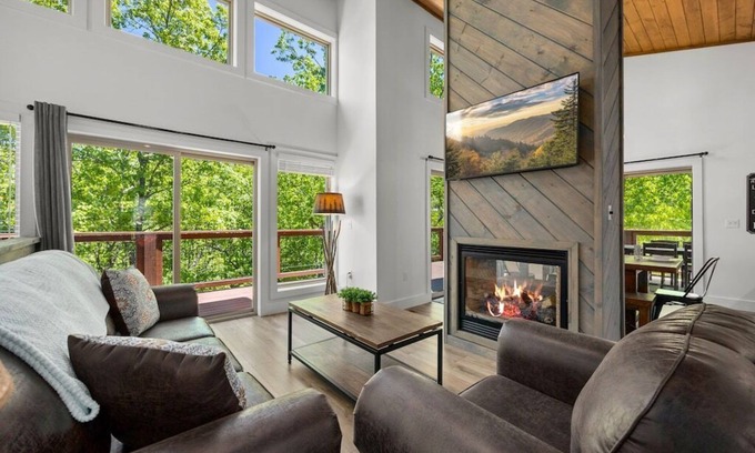 Wears Valley Cabin | New! Stunning Mountain Views, Modern Cabin, Hot Tub, Arcade, Mins to the Smokies