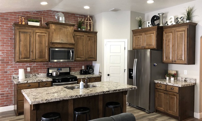 Idaho Falls House | New, stunning retreat, sleeps 8. Hot Tub. Duplex home