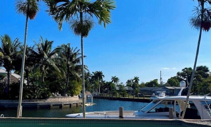 Lighthouse Point House | NEW! Stunning Waterfront, 4 Bedrm, 4 Bath, Heated Pool, Dock, New Decorn