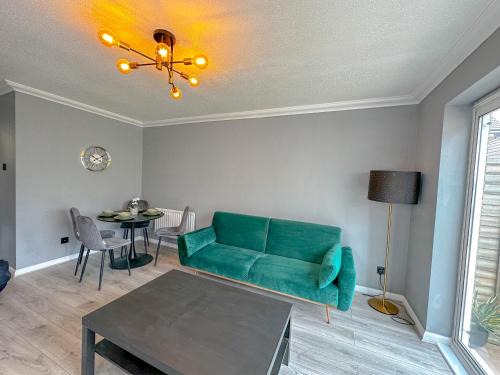 Gravesend House | New Stylish 2 Bedroom House