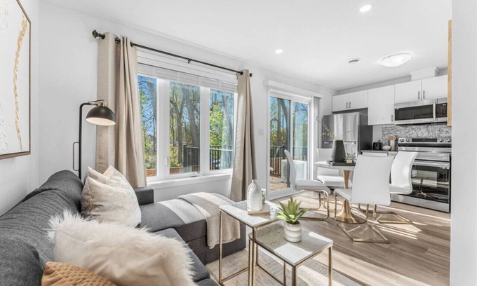 Niagara Falls Apartment | NEW Stylish 2BR Suite | 7 Mins to Falls | Sleeps 6