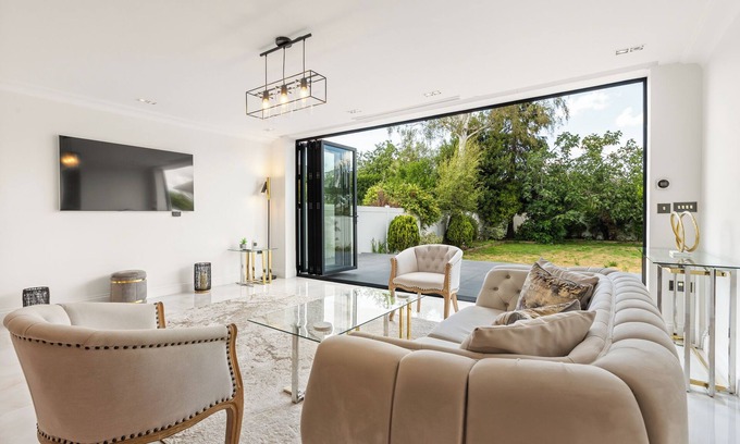 Coombe Hill House | New! Stylish 5BR w/Garden&Parking near Wimbledon