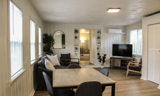 Berea House | NEW Stylish and Modern 1-bedroom Bungalow - 4 miles to CLE