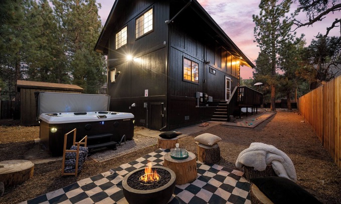 Woodlands Cabin | New!Stylish+HotTub+10Beds+EV+GameRm+FamilyFun+OutdoorDining+BBQ+FirePit