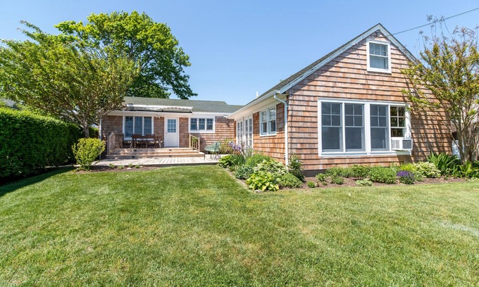 New Suffolk House | New Suffolk Waterfront Beach Cottage Steps From Water/Beach/Restaurants and More