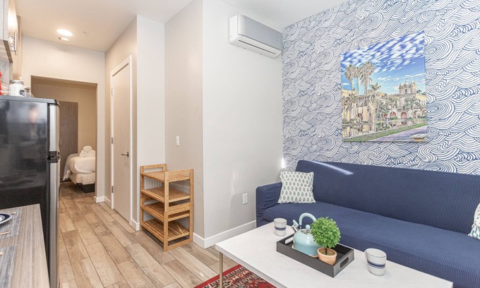 Old Town House | New Sunny Chic Unit 3 Blocks to All. Parking, Cable