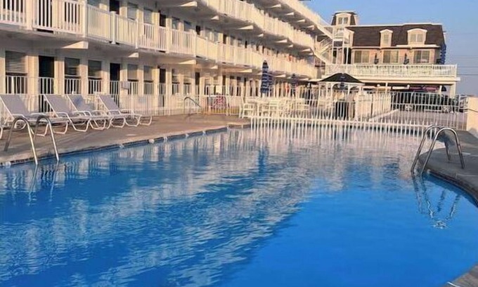 Wildwood Crest Condo | New, sunny Wildwood Crest condo! Excellent location, 1 block to beach ☀️🌊