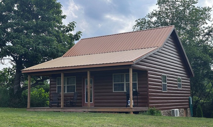 Jonesborough Cabin | NEW- Sunset Bliss, cozy 1 bedroom, 1 loft cabin in the heart of Jonesborough
