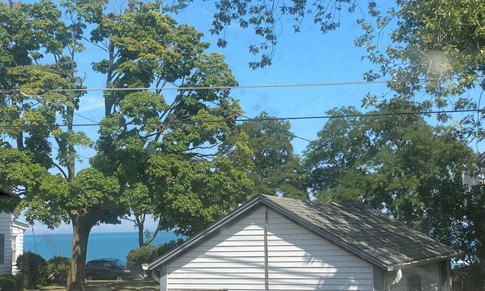 Racine House | New Sunset! Pro Cleaned, Self Check in - Sleeps 8