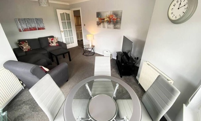 Falkirk Condo | NEW Super 2 Bedroom Flat in Falkirk