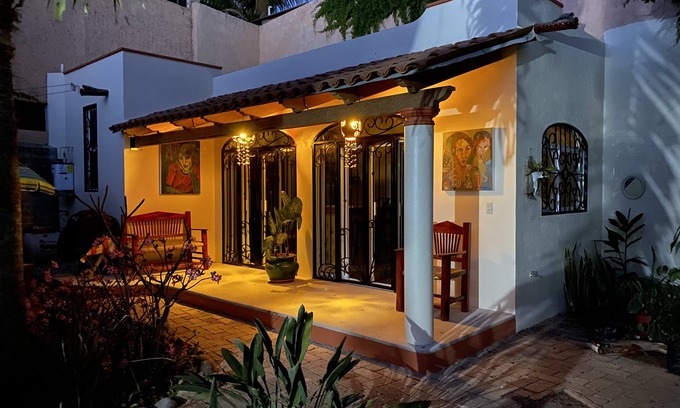 San Patricio Melaque Cottage | “NEW” ! Surround yourself with Modern Art. Walking 2 minutes from the beach.