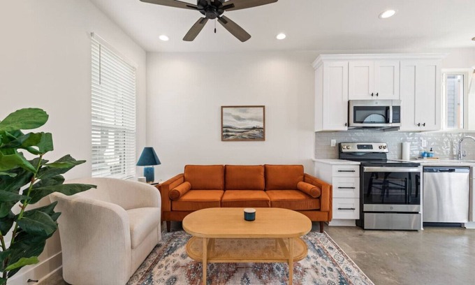 Lafayette House | NEW-Swamp House-Luxury Amenities-65" TV-Fast WiFi