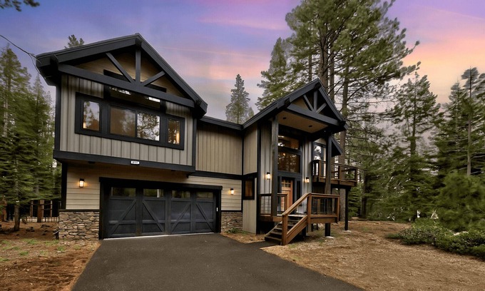 North Upper Truckee Cabin | New Tahoe Mountain Retreat, Pool Table, Near Lake and Trails, Weber BBQ, Pets Welcome