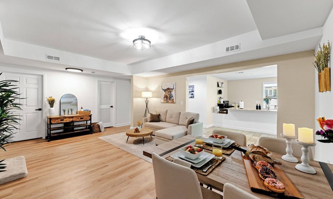 Woodstock Apartment | NEW, Tennis, Golf, Game Room, Gym, 10 min drive from Lake Allatoona & DT, Fall!