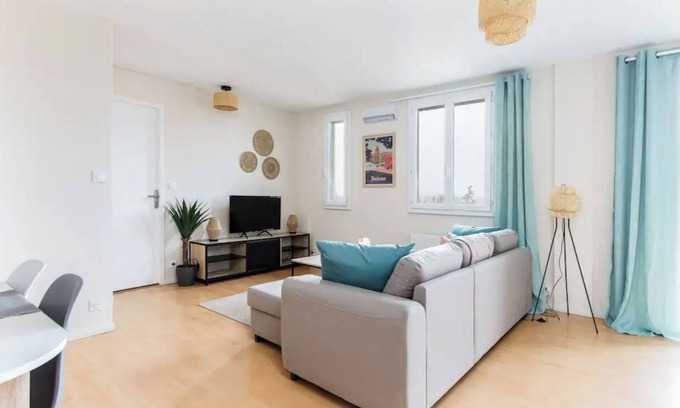 Saint Michel Apartment | NEW! The 310: 2-bed apartment - AC, parking, balcony in the city, near the river