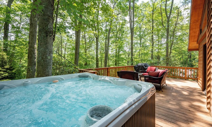 Sky Valley House | New! The Breakaway: Lake Access, Dogs Welcome, Hot Tub, Fireplace!