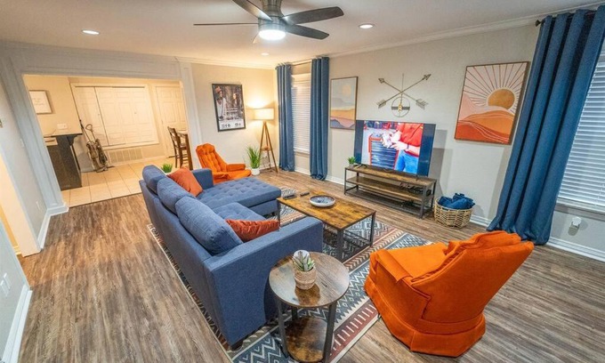 Chickasha House | NEW The Drover by USAO - King Bed - SmartTV - Quiet Street!