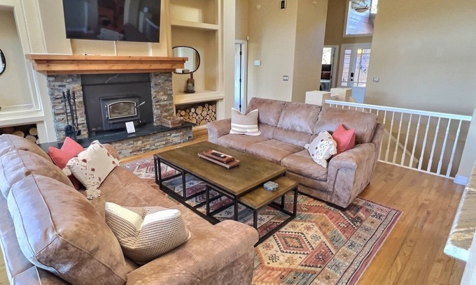 Evergreen Meadows House | NEW! The Grove: Near Wedding Barns/Hot Tub/ Views