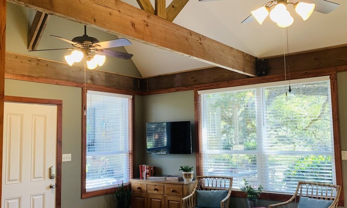 Carencro Cottage | NEW! The Potters Cottage minutes from 1-49 and 1-10.