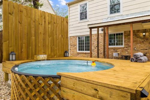 South Arlington House | New! The Prairie House with Cowboy Pool & Fire Pit
