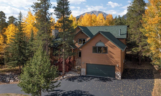 Three Peaks House | New to the rental market! Private hot tub!