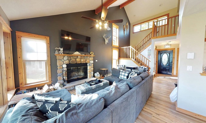 Tannersville House | NEW TO VRBO! 5-Stars on BnB: The Ski House @ Camelback w/Game Room, Sleeps 10!