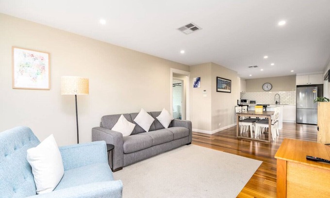 Chifley House | New to VRBO: Comfy and Modern House w/Outdoor Dining & WiFi