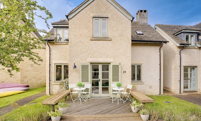 Cirencester Cottage | *New* Toad Hall: Lake Access & Family Friendly