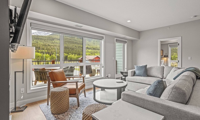 Copperstone Resort Condo | New Top Floor 3Bed/2Bath, sleeps 8. Outdoor pool and Hot Tub Open Year Round!