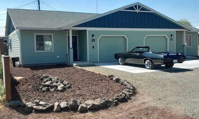 Goldendale House | New townhouse, Class 2 EV charger, private back patio, muscle car garage