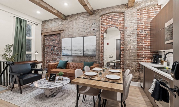 Old City Apartment | New Townhouse Sleep 4 Old City Walk to Everything!