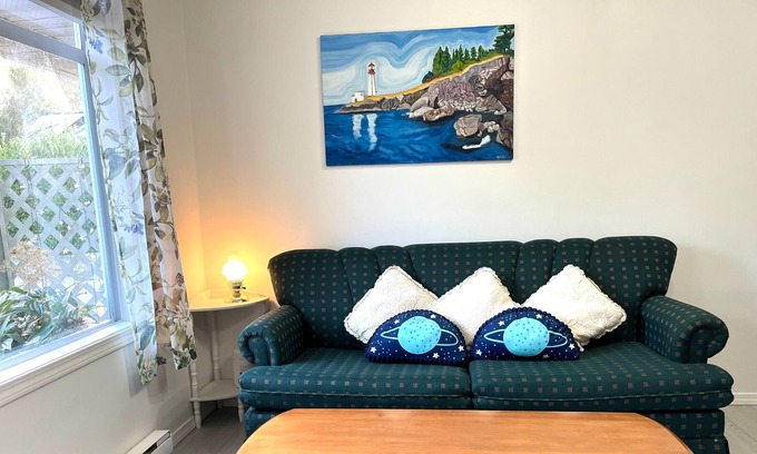 Sooke House | New two bedroom suite in the heart of Sooke with free parkings