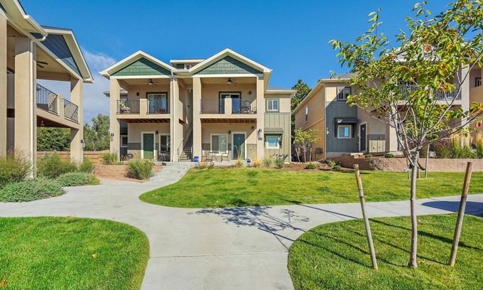 Northeast Colorado Springs Condo | New Upper Condo-Covered Deck-Pet Friendly